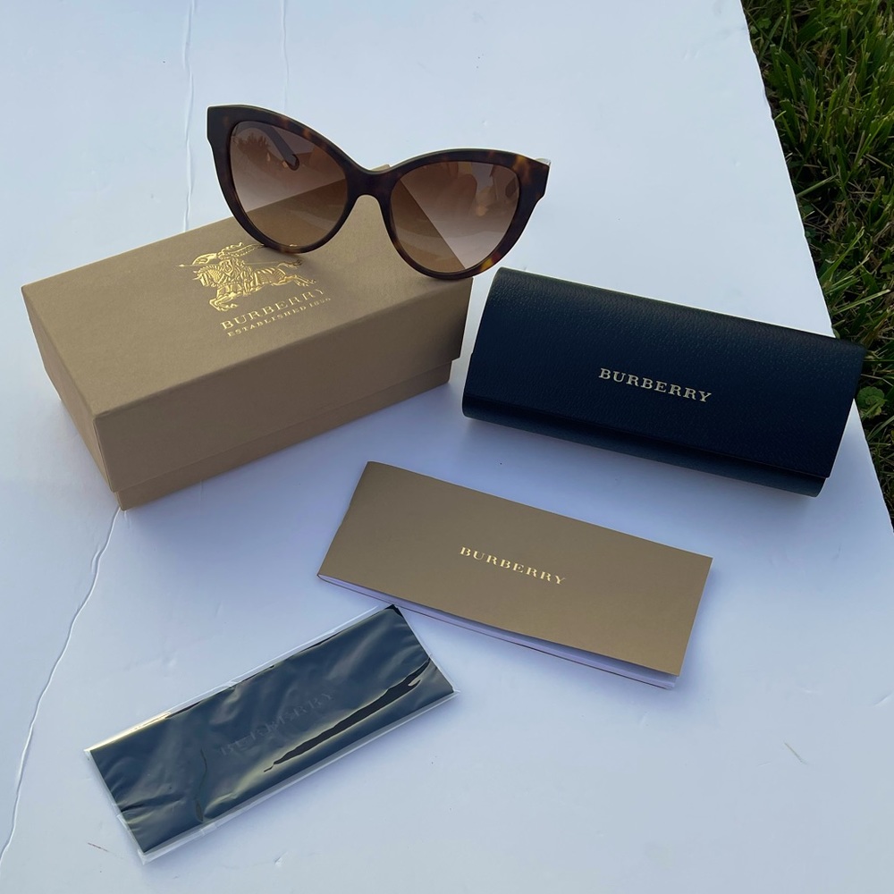 Burberry luxotica sunglasses - Picture 1 of 5
